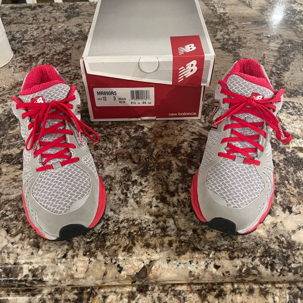 Mens new balance sneakers great condition